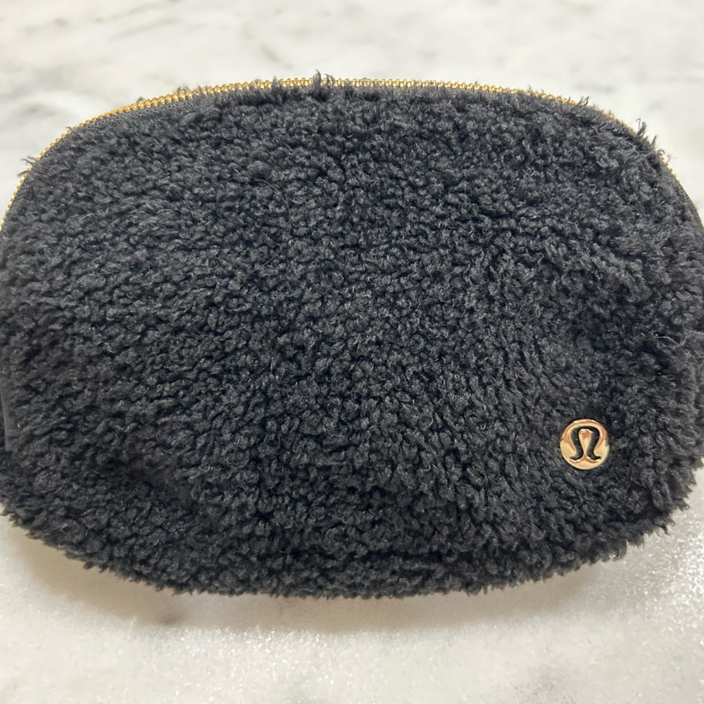 Lululemon 1L Black Fleece Belt Bag, never used